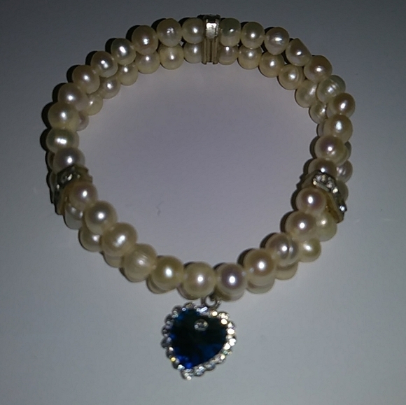 Bracelet with pearls and blue heart with simulated - Picture 1 of 2